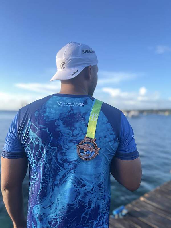 Germán de espaldas con medalla